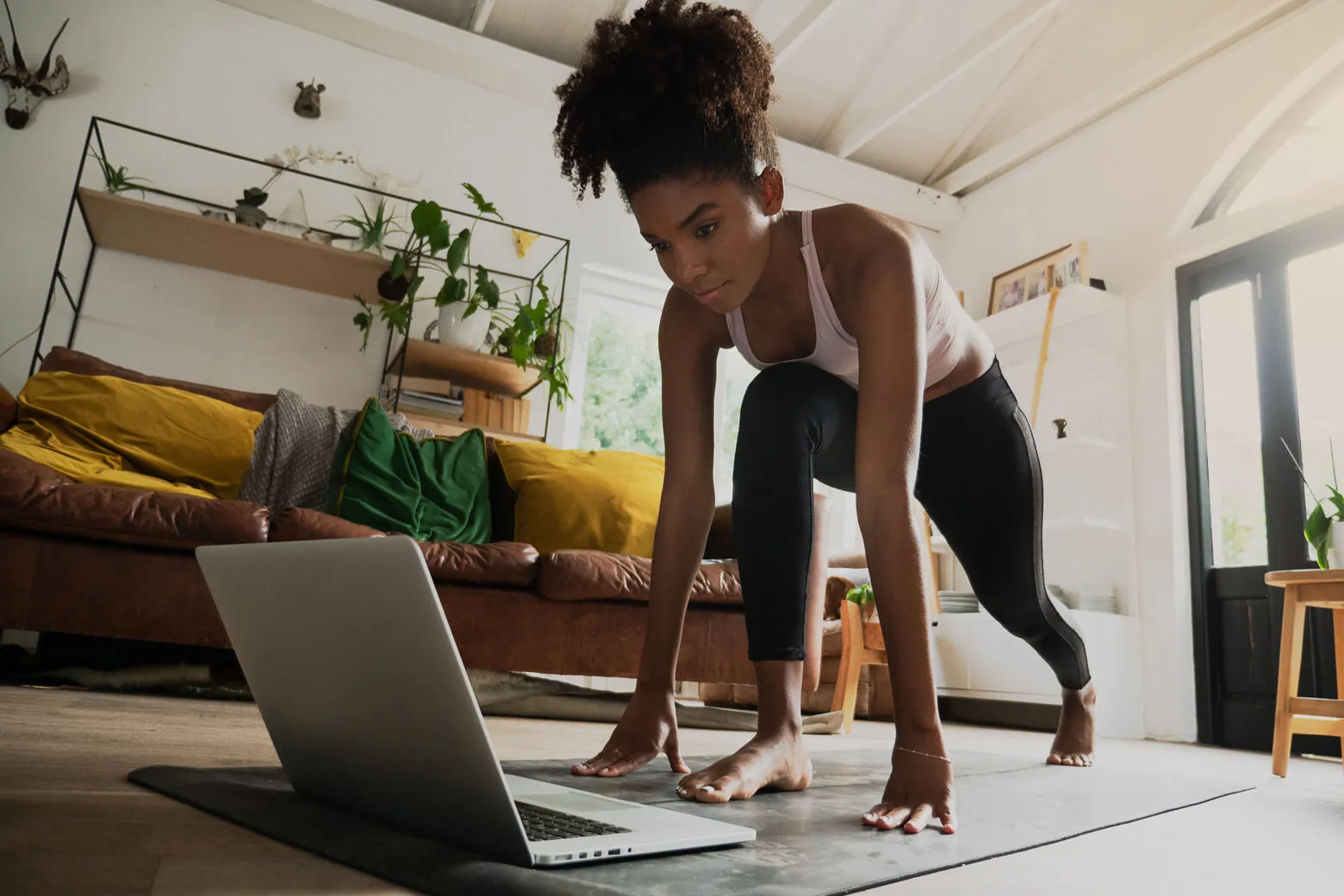 Individual desk worker using movement platform on laptop