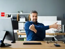 Professional using advanced routine filters on desktop